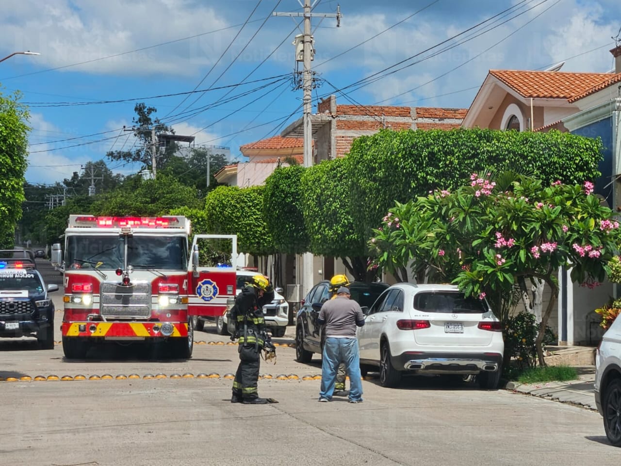 policias y bomberos actuaron de manera oportuna ante el incendio