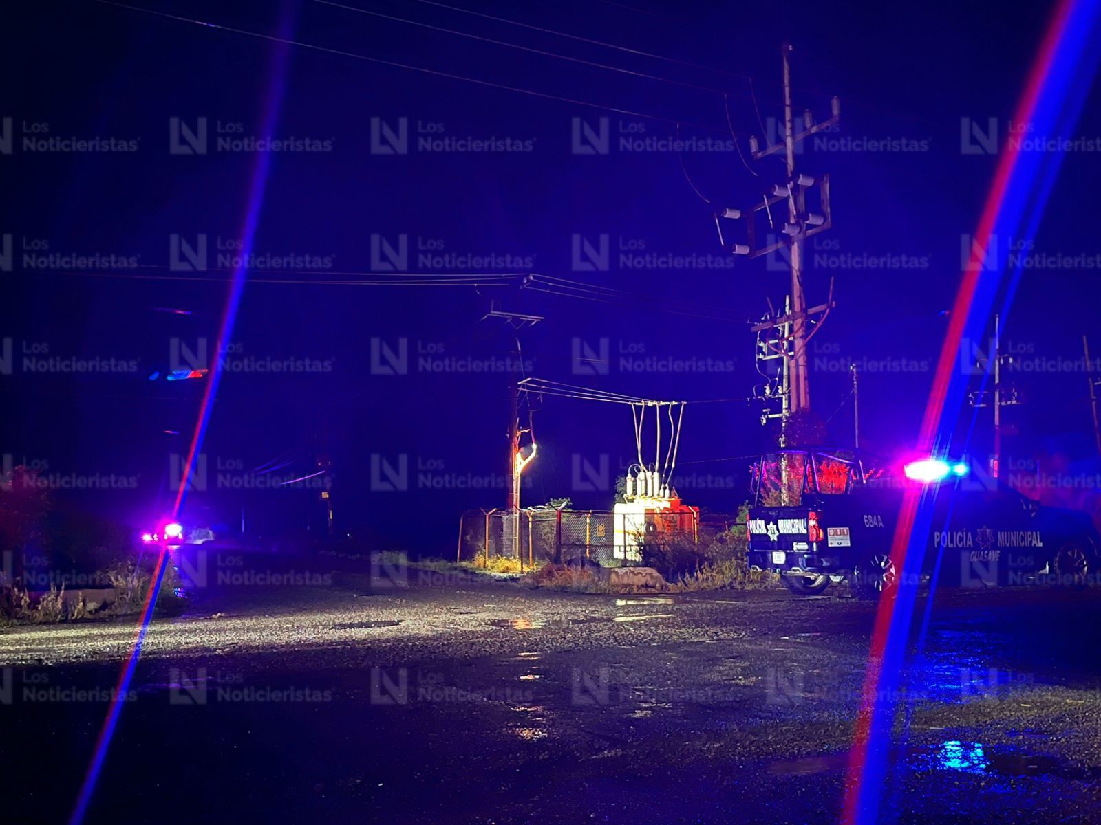 Poste cae sobre un auto tripulado por seis personas en La Bebelama
