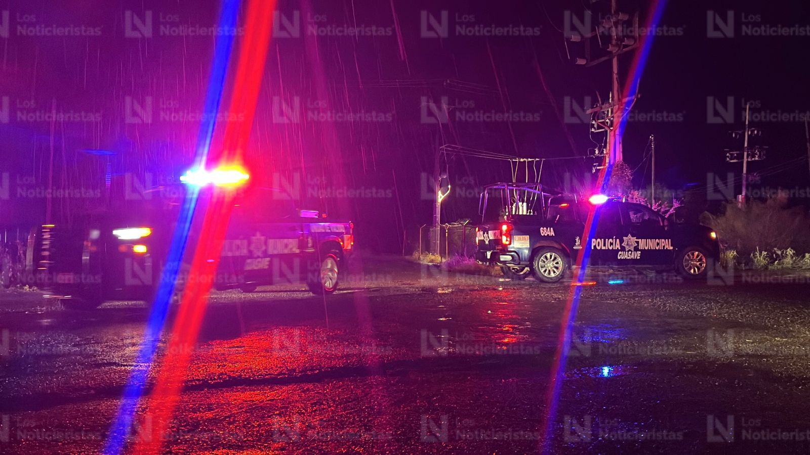 Poste cae sobre un auto tripulado por seis personas en La Bebelama