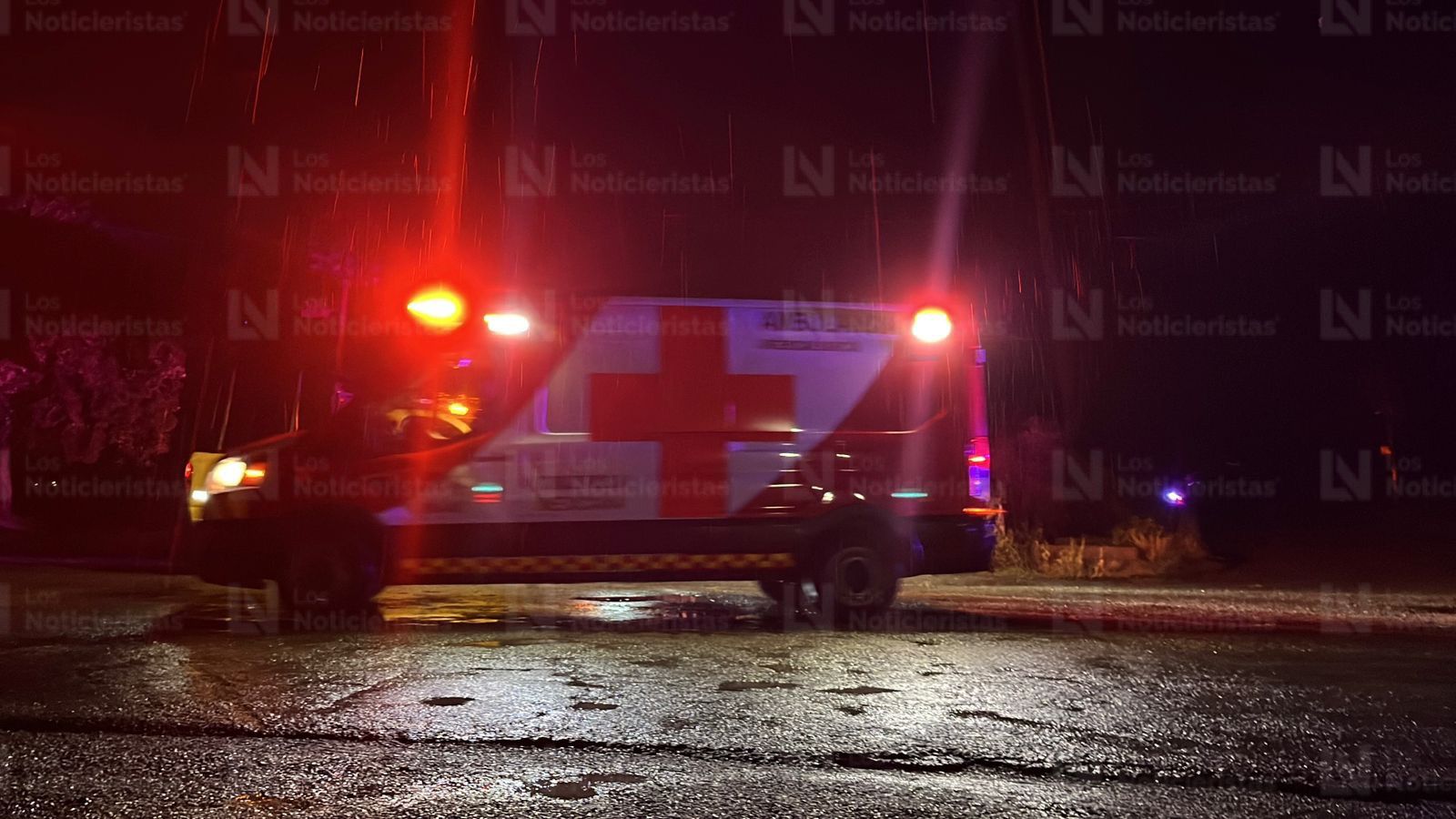 Poste cae sobre un auto tripulado por seis personas en La Bebelama