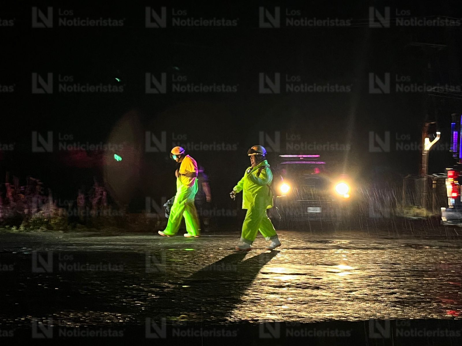 Poste cae sobre un auto tripulado por seis personas en La Bebelama