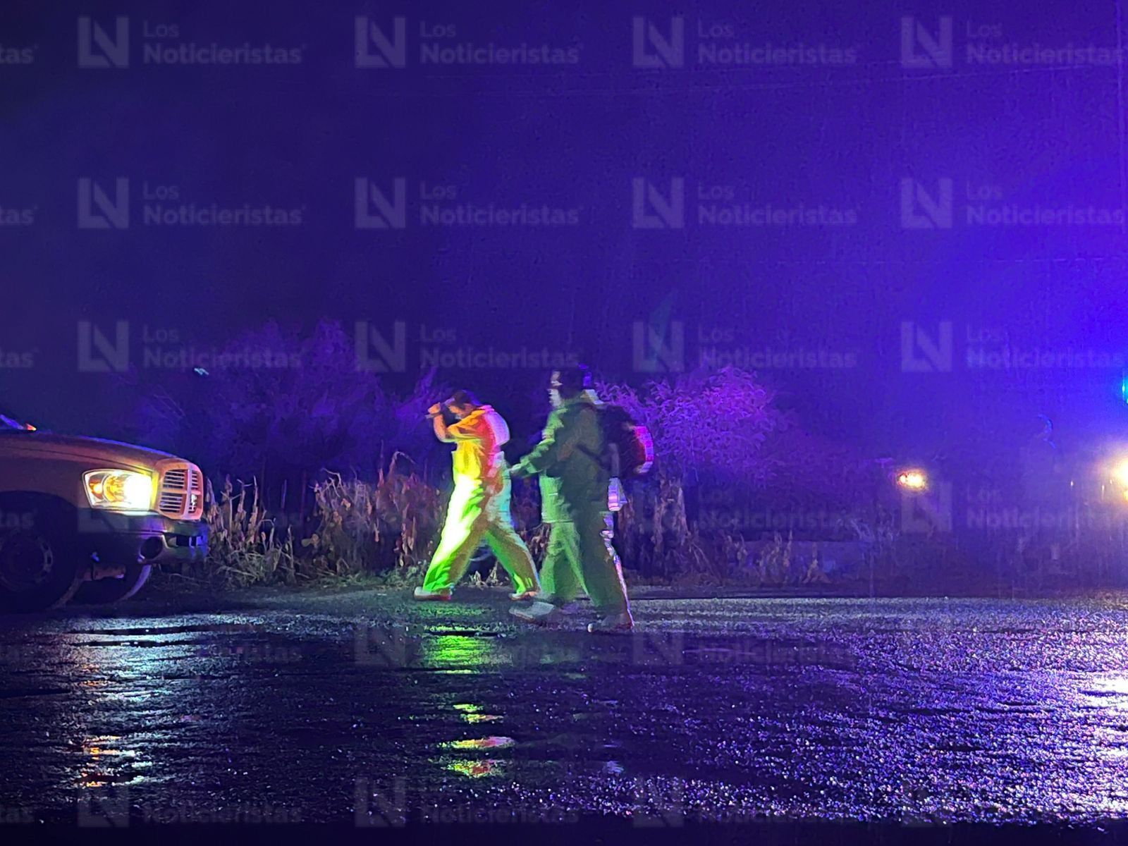 Poste cae sobre un auto tripulado por seis personas en La Bebelama