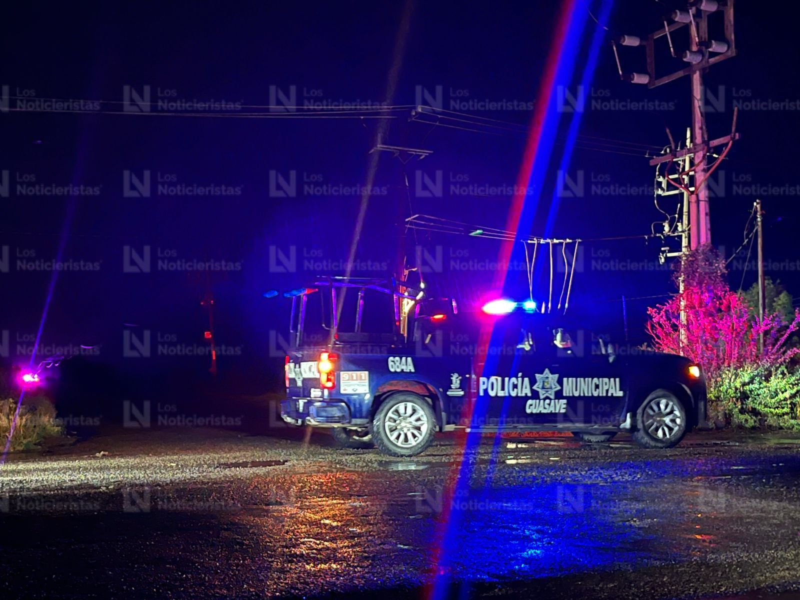 Poste cae sobre un auto tripulado por seis personas en La Bebelama