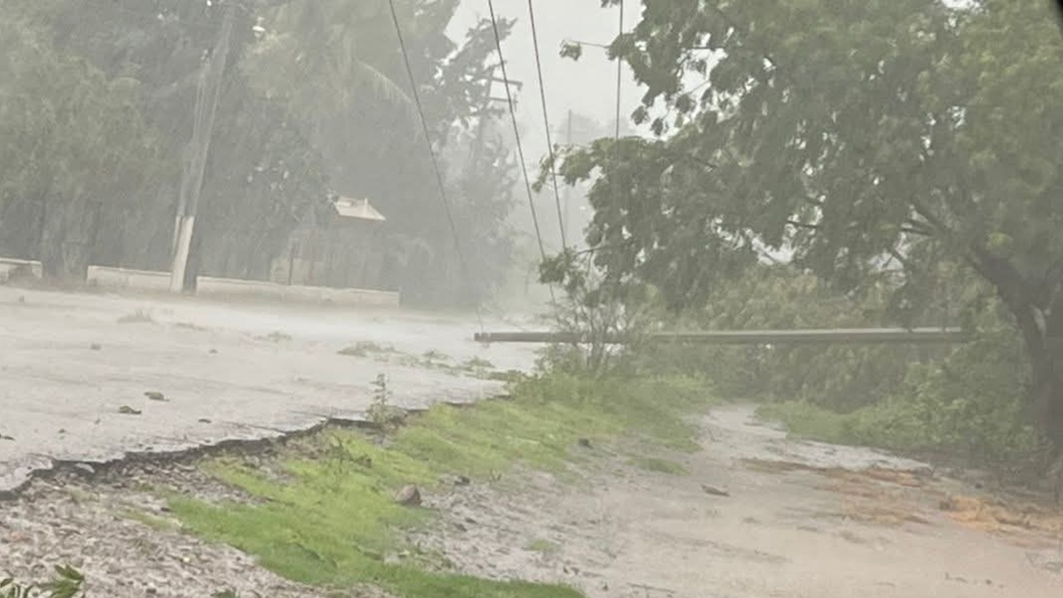 Fuerte lluvia dejó un poste caído en Sinaloa municipio