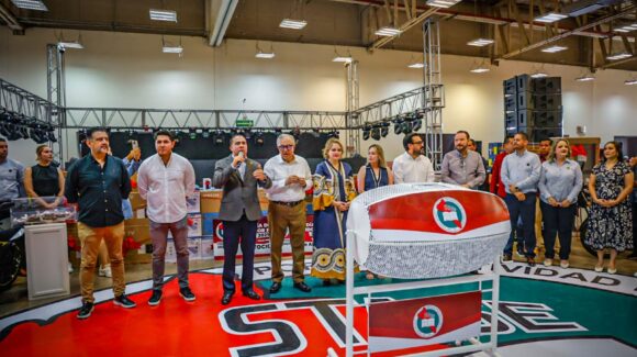 Reconocen en Sinaloa a servidores públicos con grandes premios como carros y motocicletas