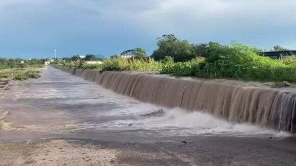 Autos varados, afectaciones en casas y el desbordamiento de la presa Derivadora dejó fuerte lluvia en Culiacán: PC