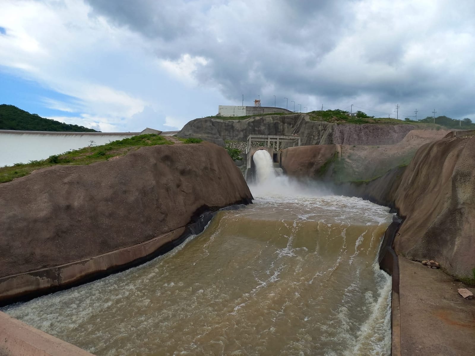 Presa Picachos vertiendo agua