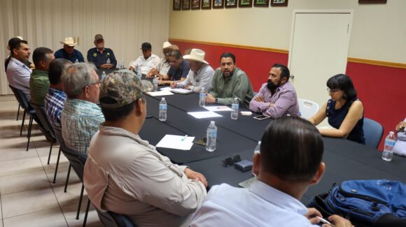 Escucha secretario de Agricultura a productores de la región del Évora y anuncia mejoras