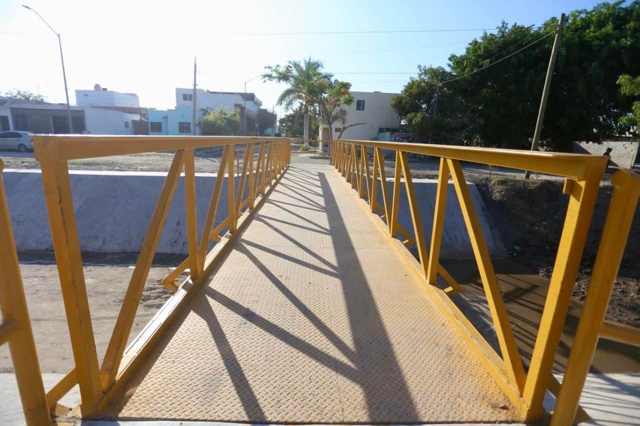 Puente peatonal en Arboledas Invies