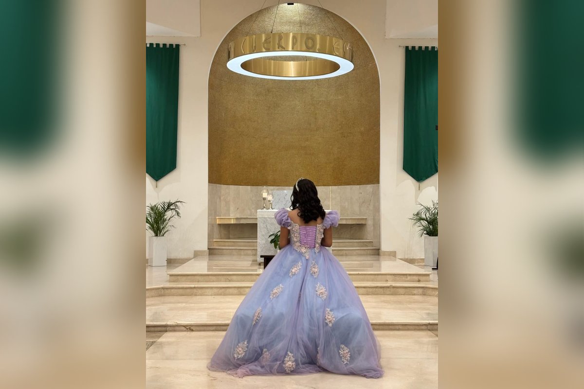 Quinceañera en misa de celebración
