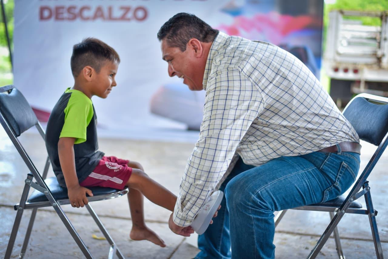 Regalan tenis a niños de Bacorehuis