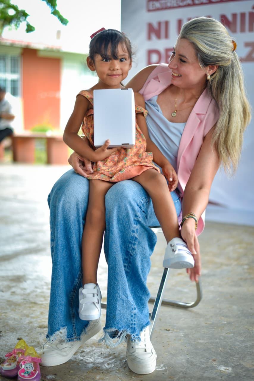 Regalan tenis a niños de Bacorehuis