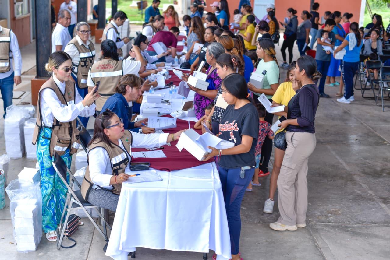 Regalan tenis a niños de Bacorehuis