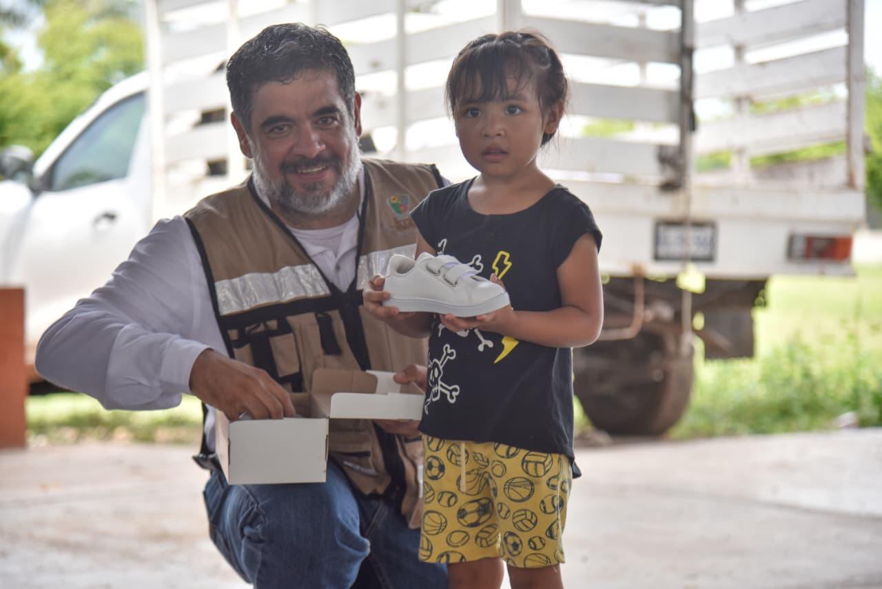 Regalan tenis a niños de Bacorehuis