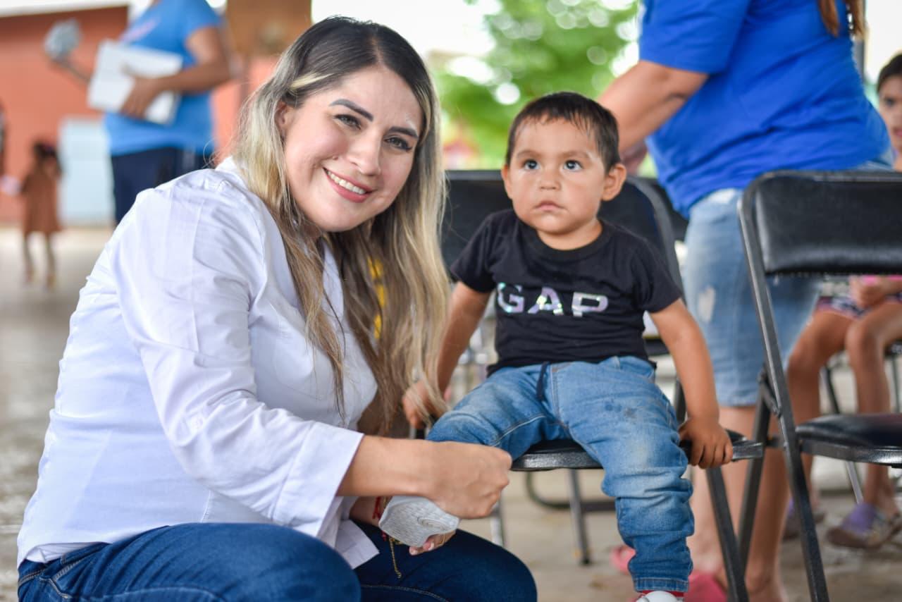 Regalan tenis a niños de Bacorehuis