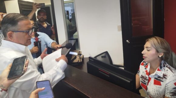 Regidores de Morena en Ahome intentan realizar sesión de Cabildo para restablecer en alcaldía a Gerardo Vargas