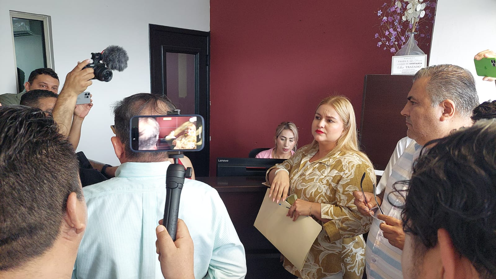 Regidores de Morena intentan sesionar para restablecer en alcaldía a Gerardo Vargas