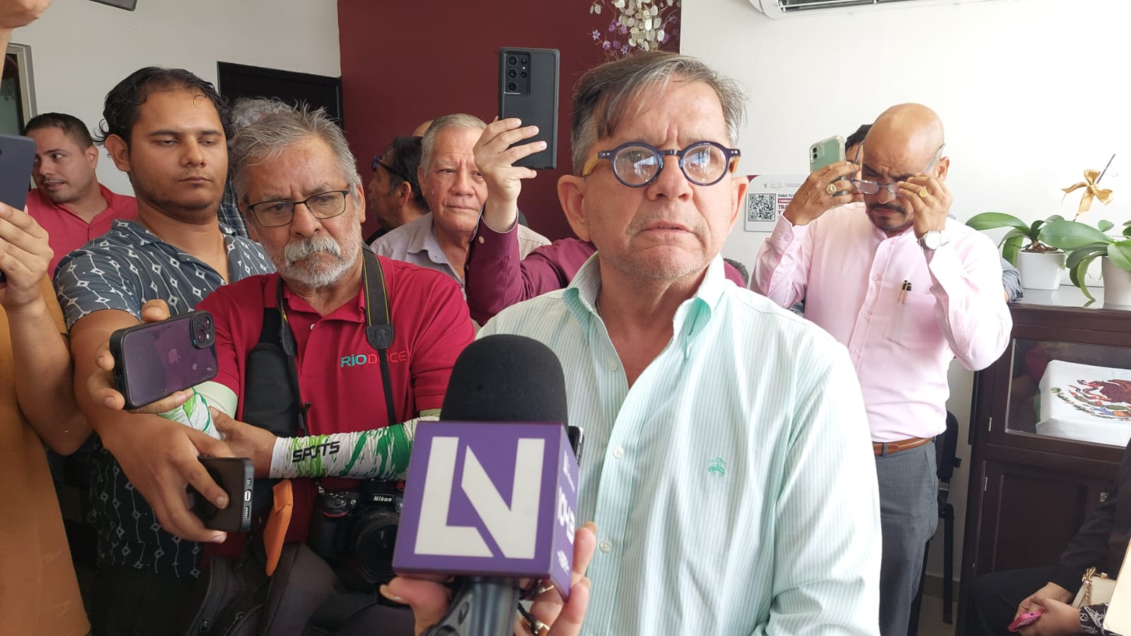 Regidores de Morena intentan sesionar para restablecer en alcaldía a Gerardo Vargas