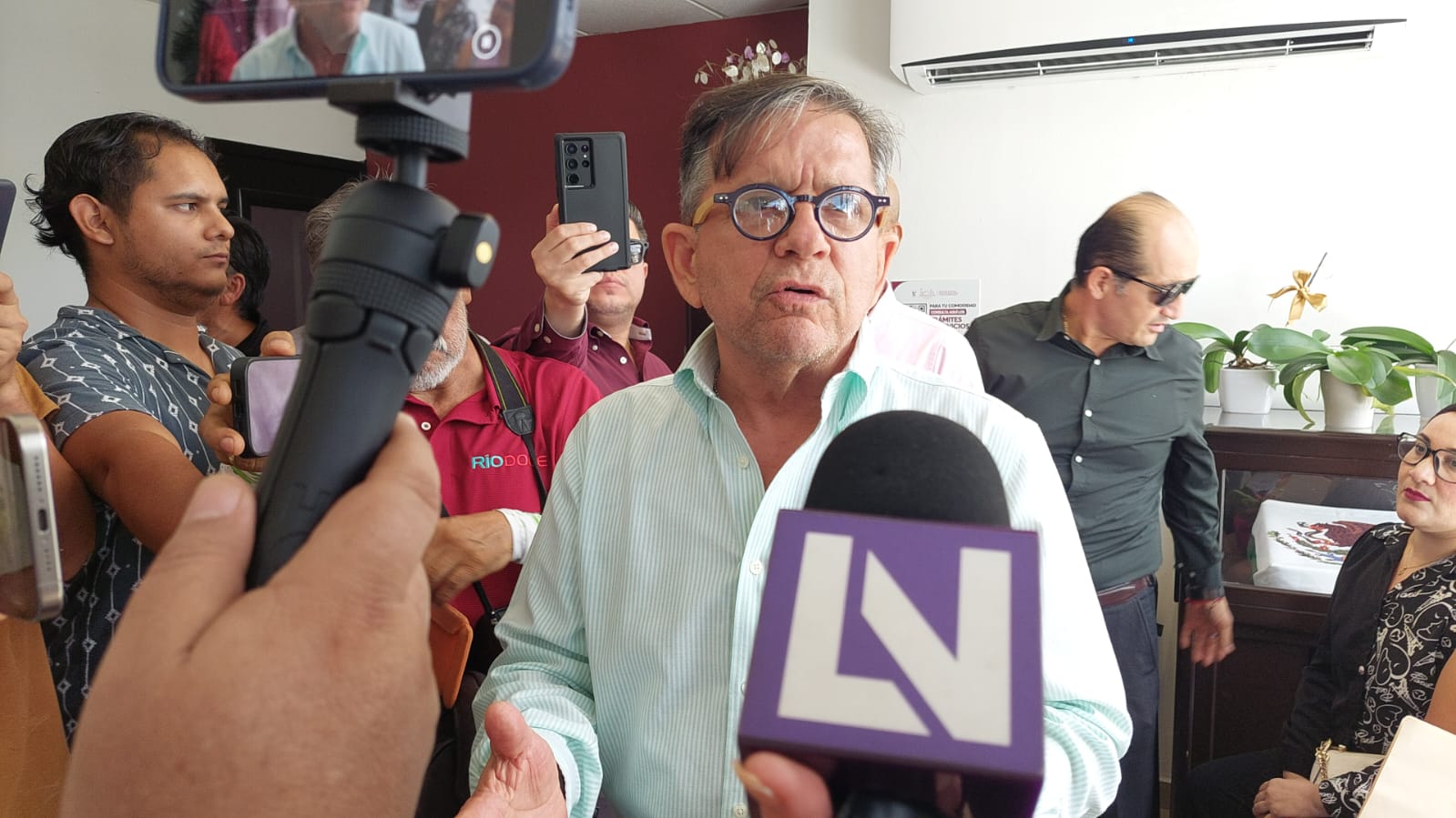 Regidores de Morena intentan sesionar para restablecer en alcaldía a Gerardo Vargas