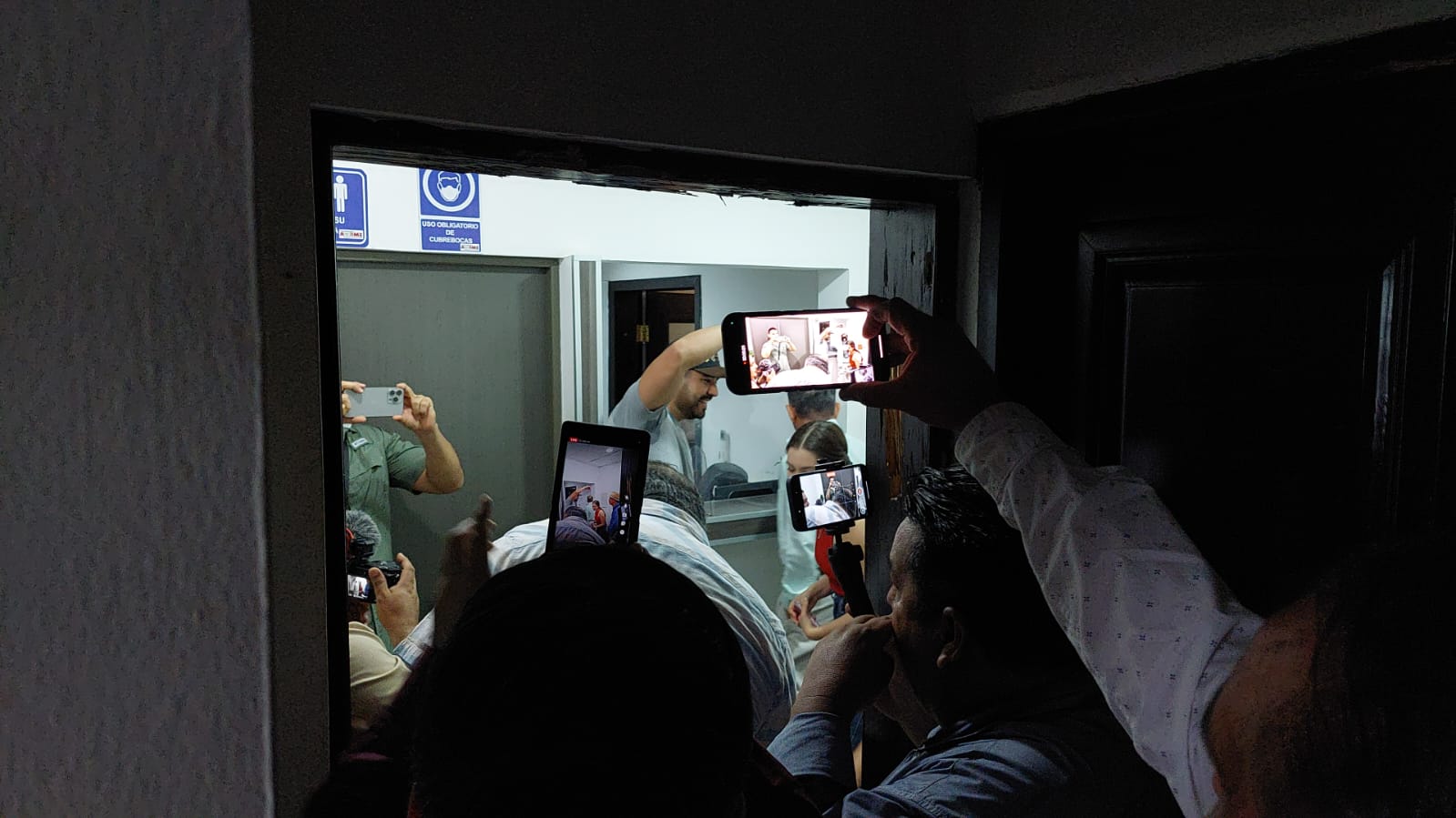 Regidores de Morena intentan sesionar para restablecer en alcaldía a Gerardo Vargas