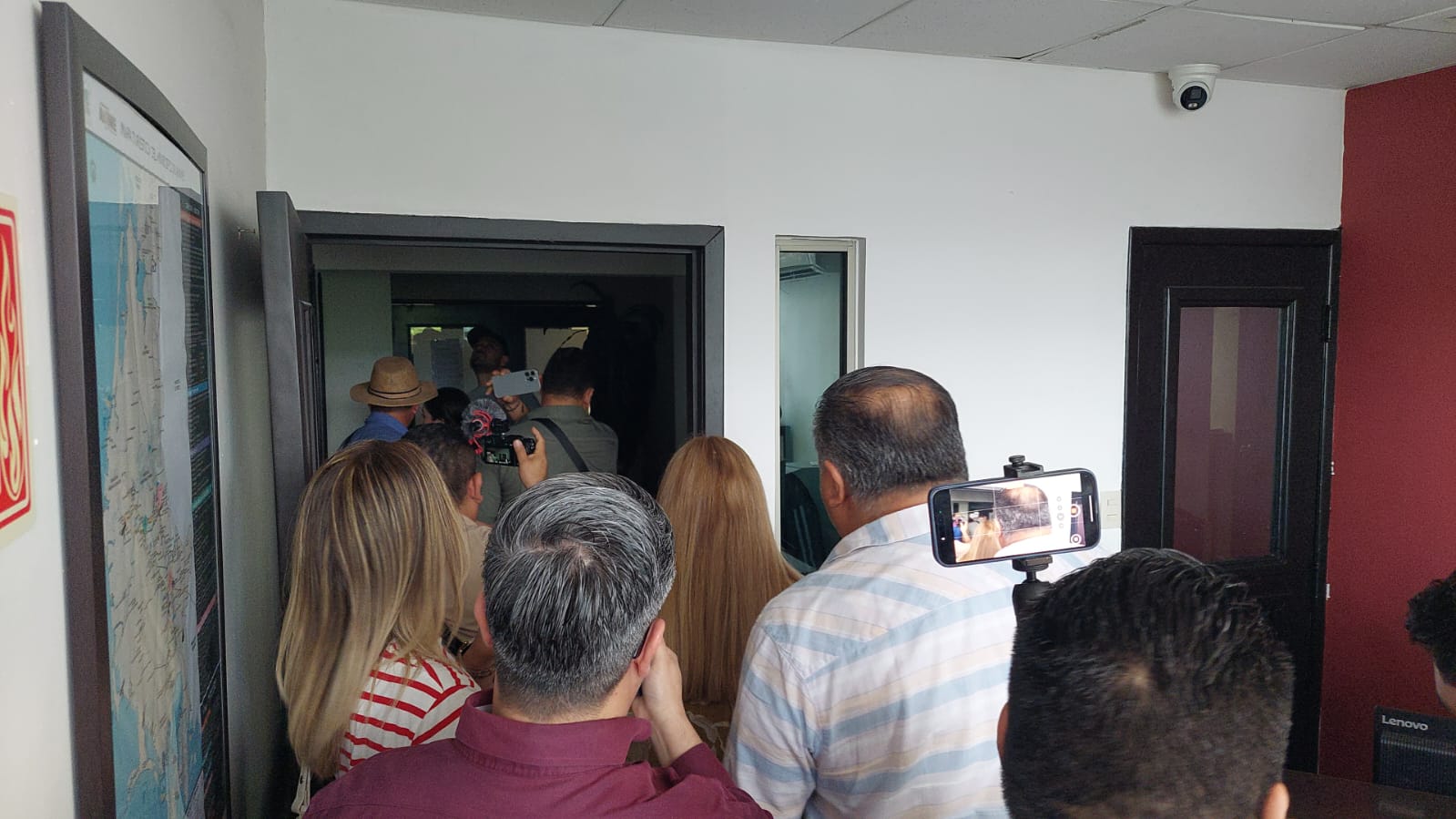 Regidores de Morena intentan sesionar para restablecer en alcaldía a Gerardo Vargas