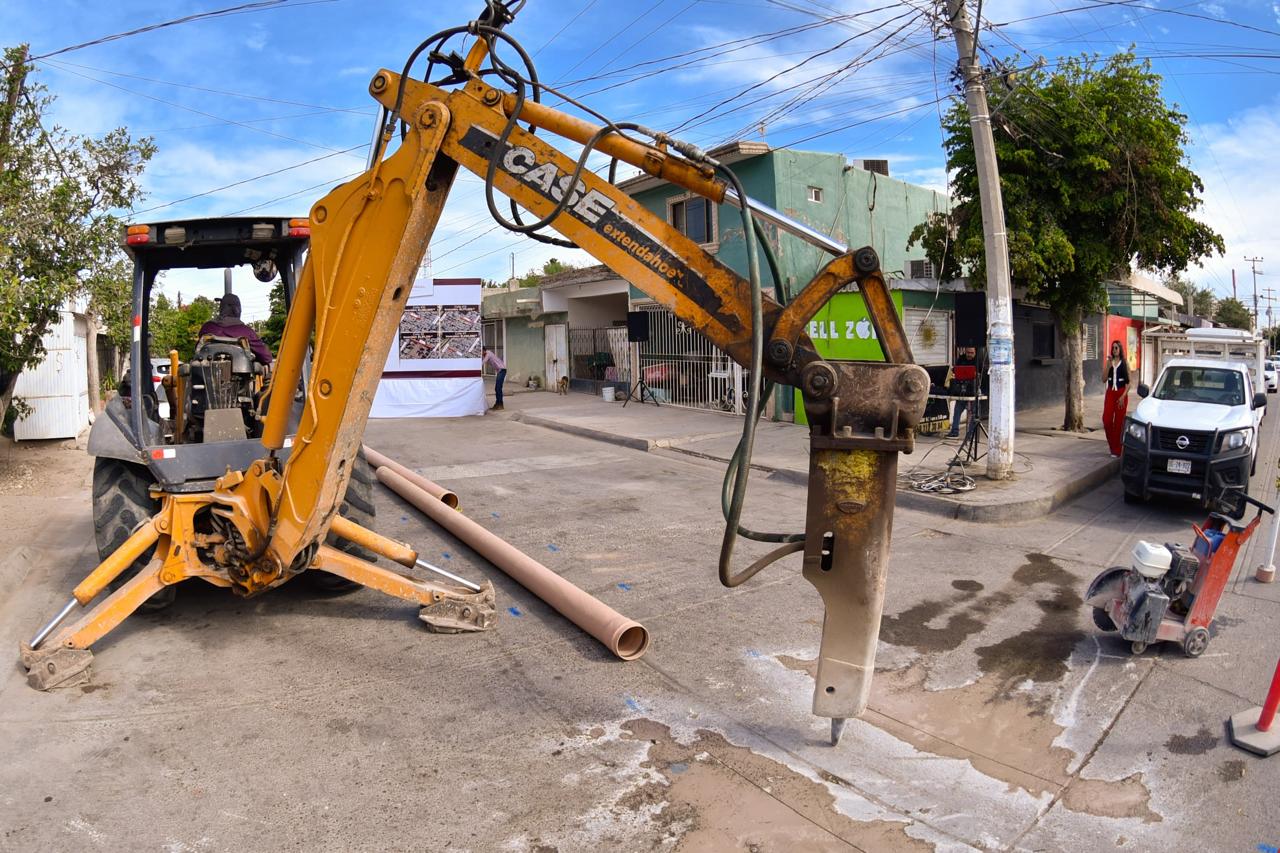 Rehabilitan drenaje sanitario en la colonia Jaramillo, en Los Mochis
