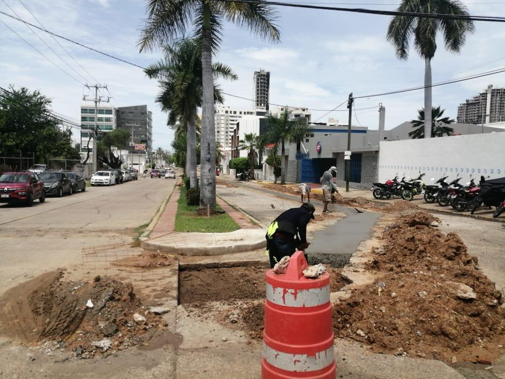 reparación de tubería de drenaje calle