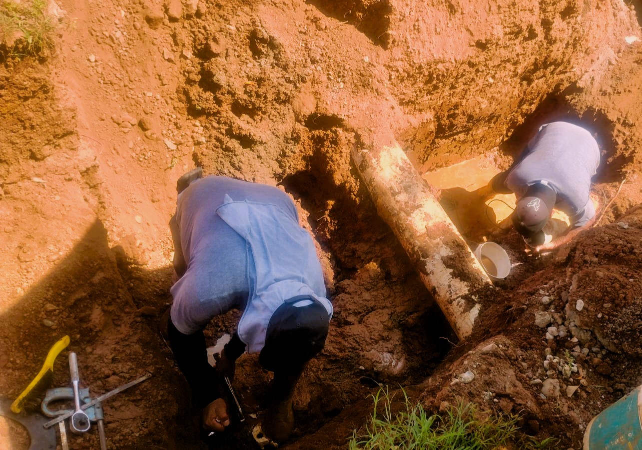 Reparan línea de abasto de agua en El Chilillo, Mazatlán