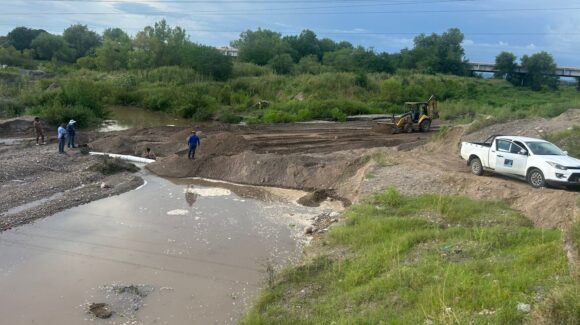 Reparan tubería dañada en el Río Presidio; restablecen suministro en Villa Unión