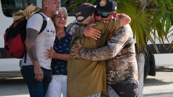 Milagro en altamar: rescatan a dos capitanes de Quintana Roo perdidos en el Golfo de México