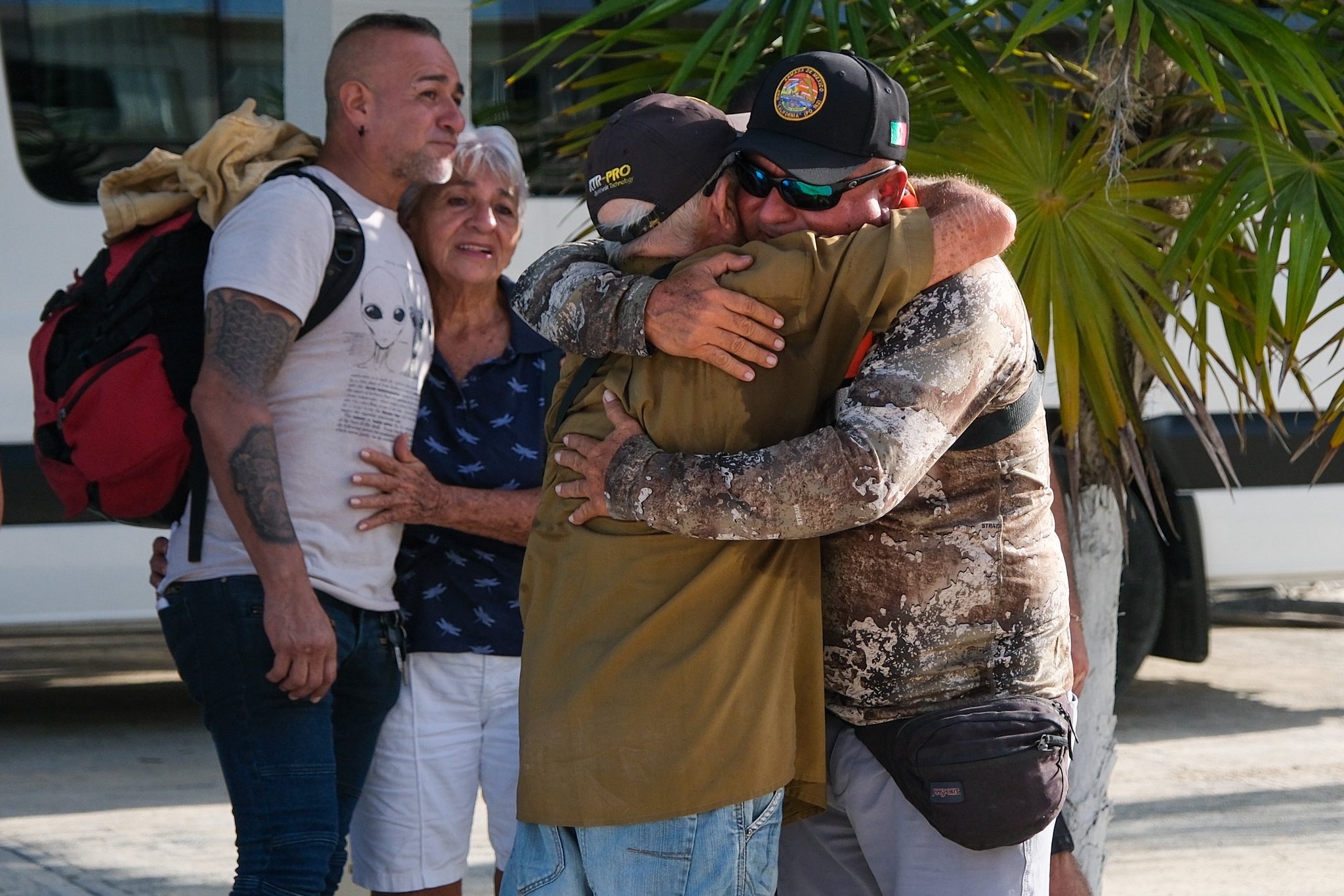 Rescatan a dos capitanes de Quintana Roo perdidos en el Golfo de México