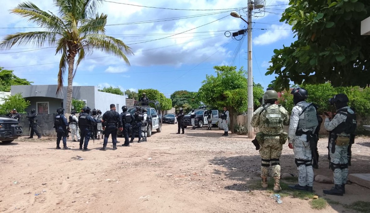 Autoridades de distintos niveles de gobierno resguardan domicilio donde dos hombres fueron rescatados en Navolato