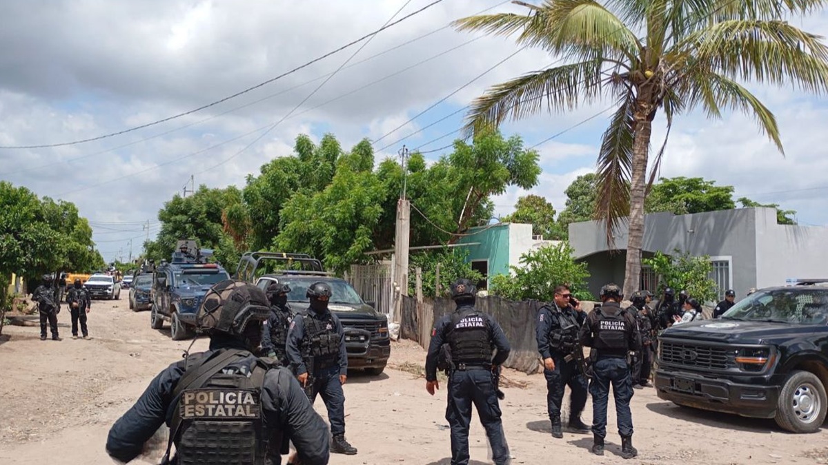 Autoridades de distintos niveles de gobierno resguardan domicilio donde dos hombres fueron rescatados en Navolato