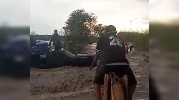 (VIDEO) Rescatan a hombre atrapado por corriente en camino de Juan José Ríos