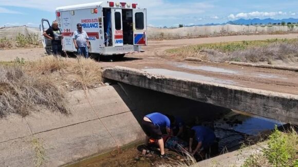 Rescatan a adulta mayor extraviada durante dos días en canal de La Cruz, Elota