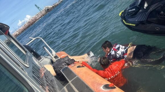 Salvavidas rescatan a dos personas tras caer al mar en La Escollera en Mazatlán