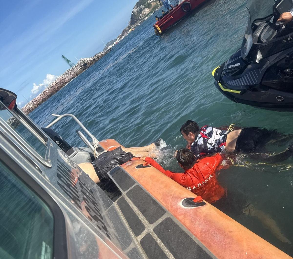 Rescate de dos personas tras caer al mar en la Escollera en Mazatlán