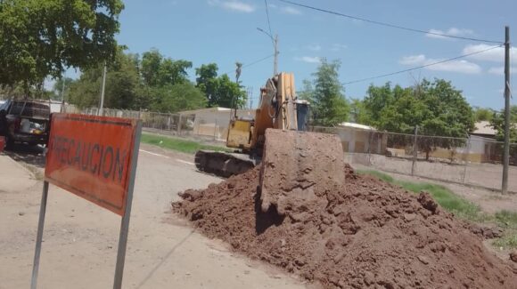 Inician trabajos para resolver taponamiento de drenaje en Juan José Ríos; habitantes agradecen respuesta