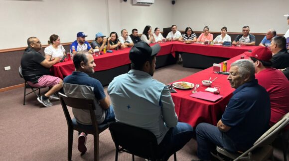 Liga de Softbol Femenil, Daniela Romero, fortalece vínculos con ampáyers y anotadores de Ahome