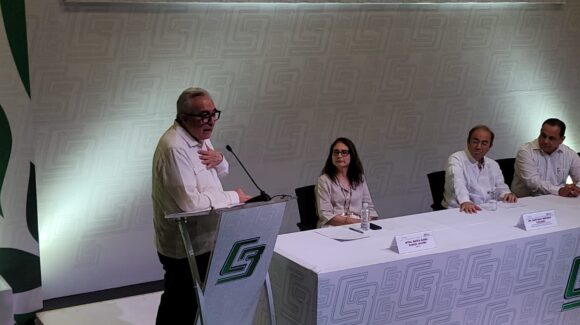 Rocha Moya entrega gratificación por jubilación a 55 trabajadores de Cobaes
