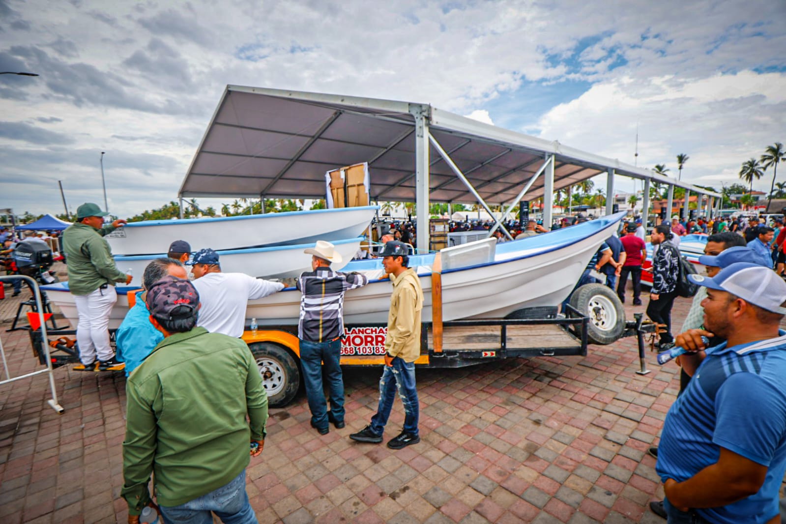 Entrega Rocha motores marinos y pangas a pescadores