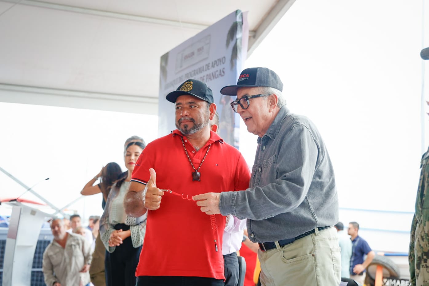 Entrega Rocha motores marinos y pangas a pescadores