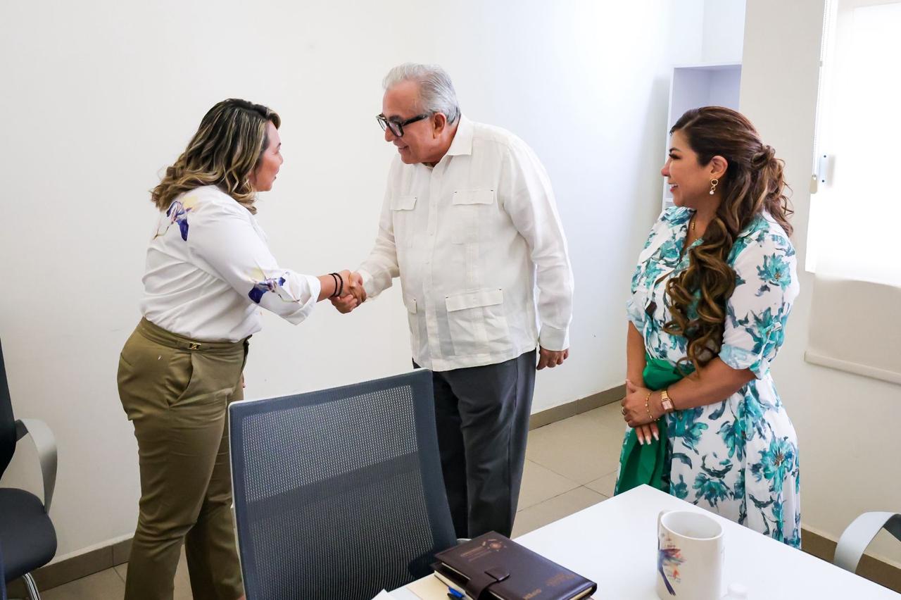 Rocha Moya con personal de DIF Yucatán