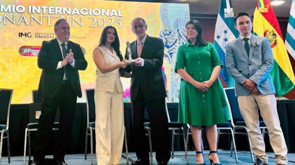 Reconocen con el Premio Internacional Tonantzin 2025 a Rosalinda Cruz Huitrón, directora del DIF Salvador Alvarado