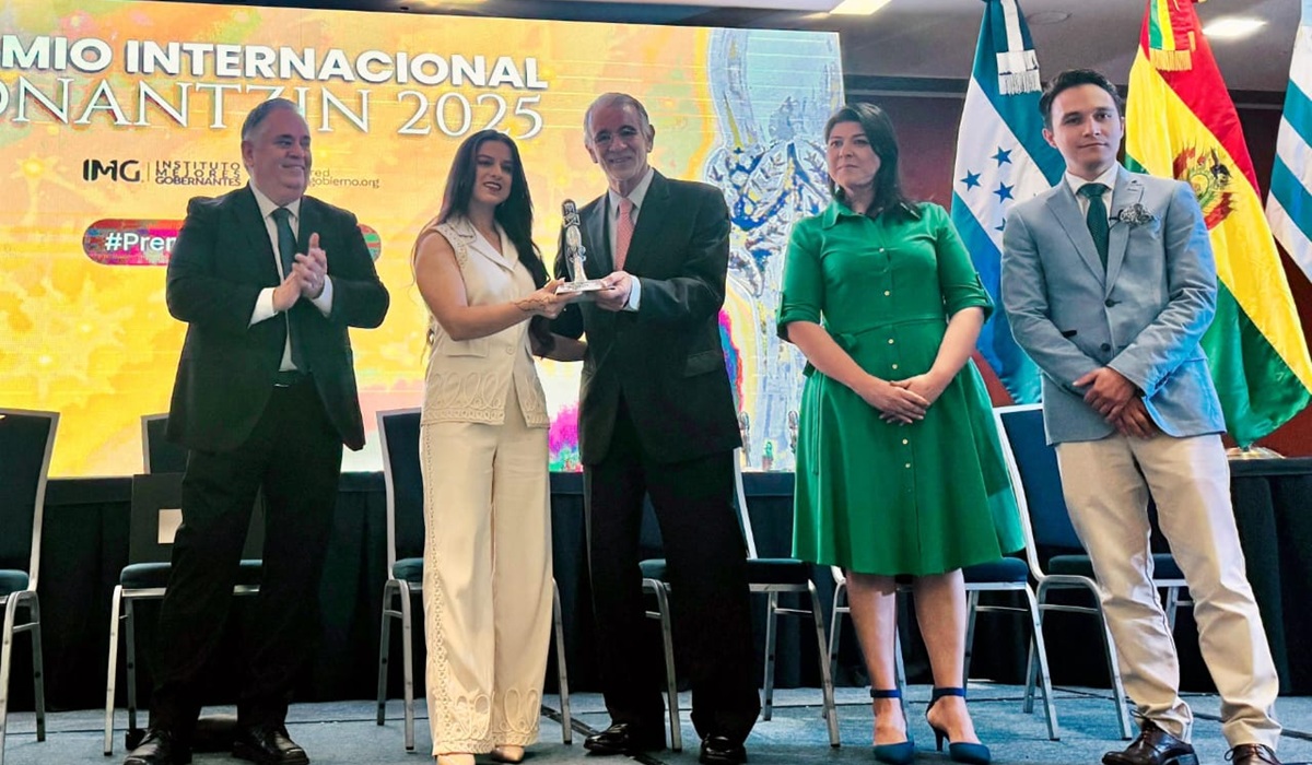 Rosalinda Cruz, presidenta de DIF Salvador Alvarado, recibió el Premio Internacional Tonantzin 2025