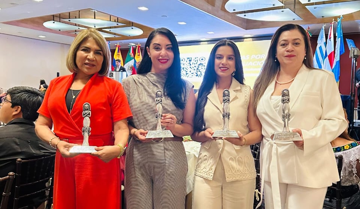 Rosalinda Cruz, presidenta de DIF Salvador Alvarado, recibió el Premio Internacional Tonantzin 2025