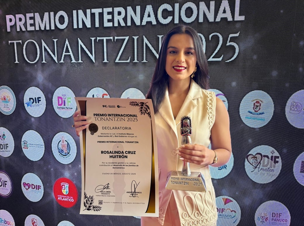 Rosalinda Cruz, presidenta de DIF Salvador Alvarado, recibió el Premio Internacional Tonantzin 2025