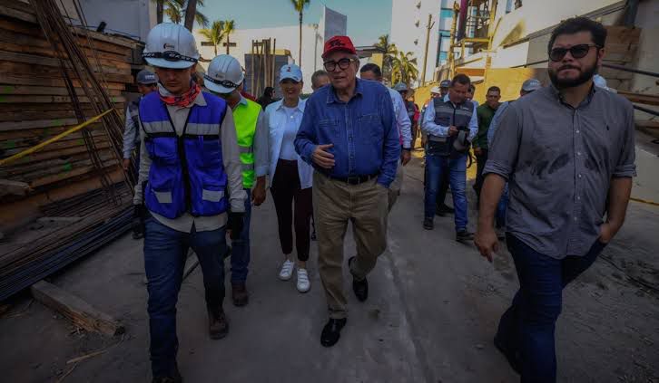 Rubén Rocha Moya supervisa obra