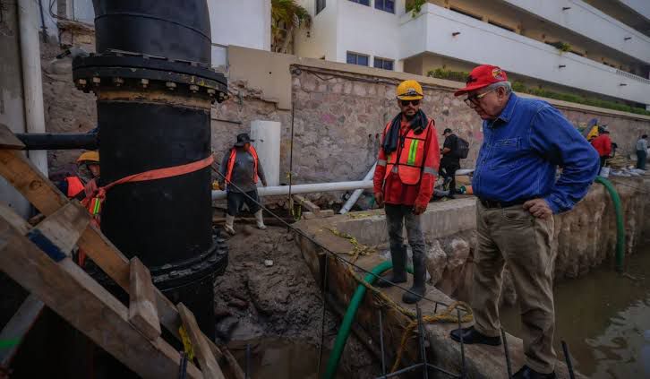 Rubén Rocha Moya supervisa obra