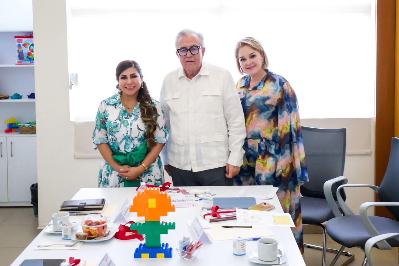 Rubén Rocha Moya y Eneyda Rocha Ruiz con personal de DIF Yucatán